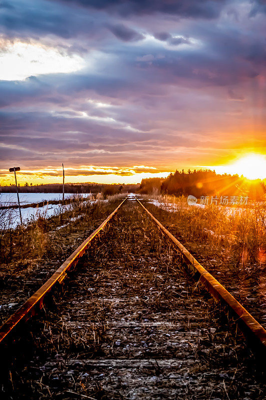 日落时的铁路轨道。