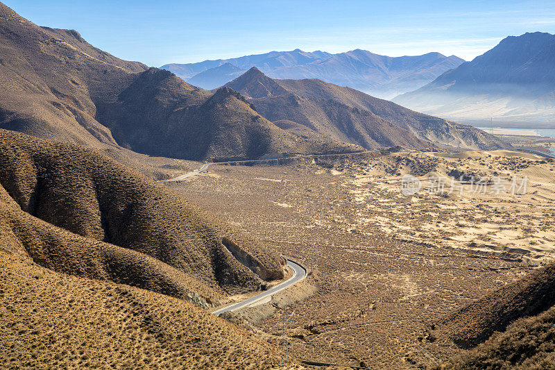 蜿蜒的山路穿过青藏高原中部