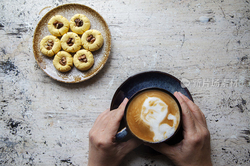 家庭烘焙和咖啡休息时间:巧克力饼干和小猫图案拿铁