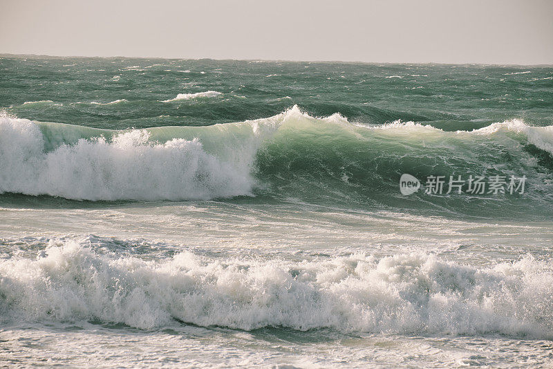 秋日，康沃尔纽基菲斯特拉海滩上的巨浪。