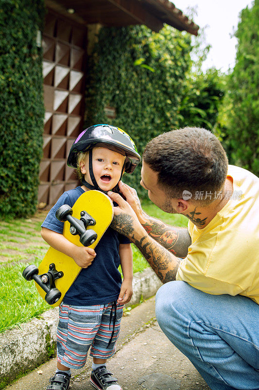 父亲在街上教儿子玩滑板