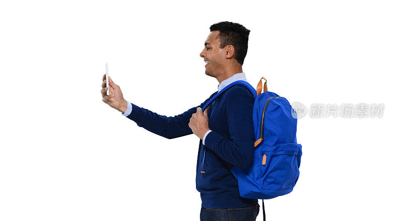 z一代年轻男性穿着毛衣，用智能手机站在白色背景前拍照