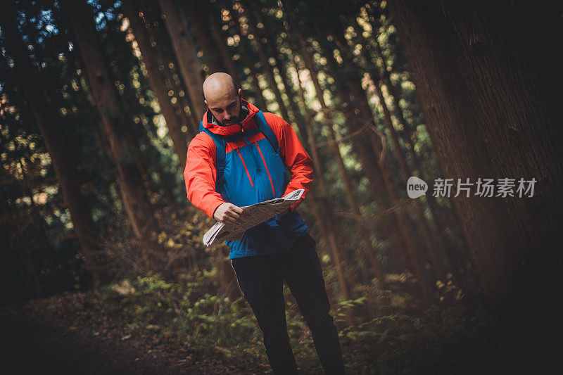 一名男子在日本森林里徒步旅行