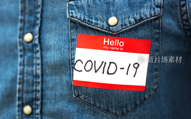 社交距离:男人胸前的标签上写着“COVID-19”