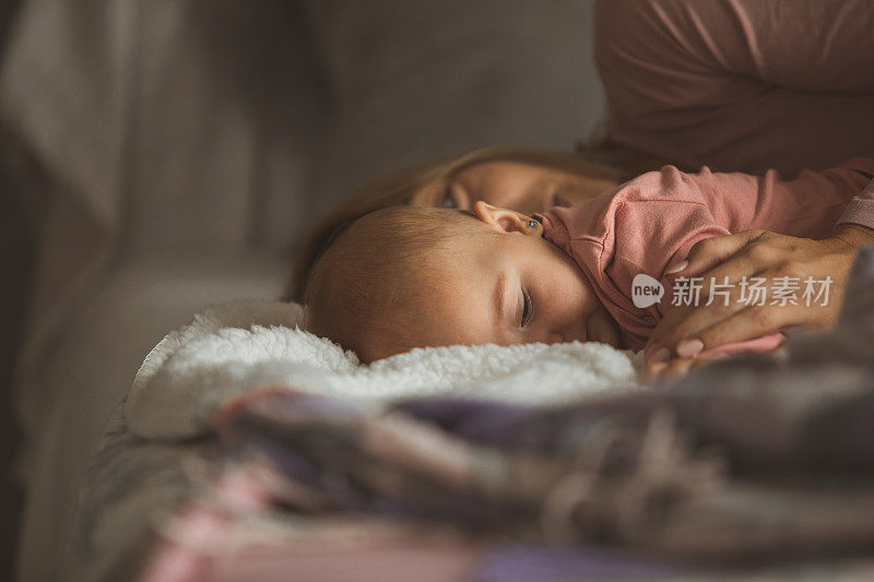 妈妈抱着小女孩睡着了