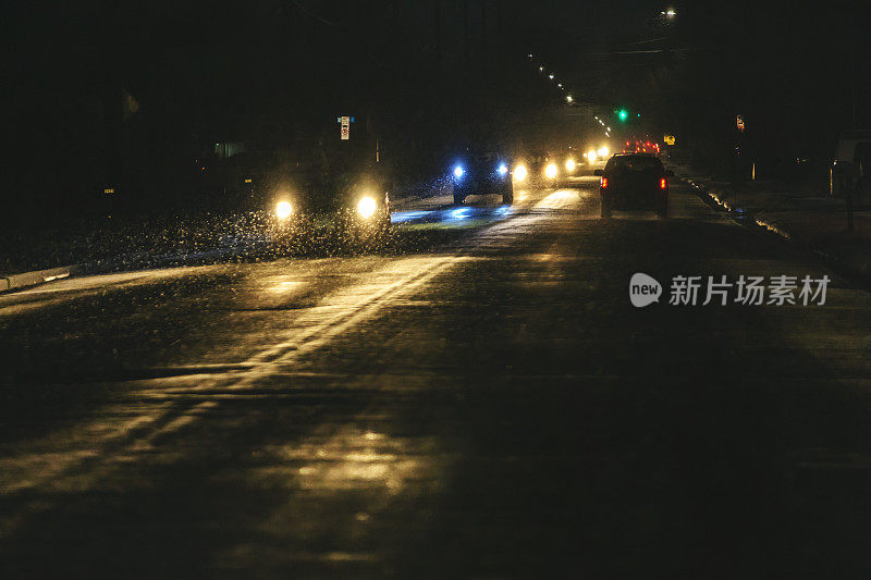 在冰雪潮湿的道路上驾驶美国西部冬季旅行系列