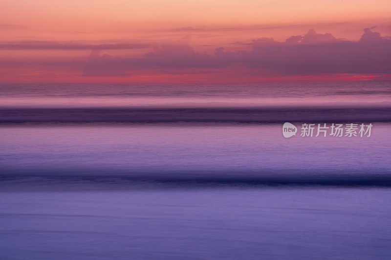 海面上的日落。模糊抽象的背景。