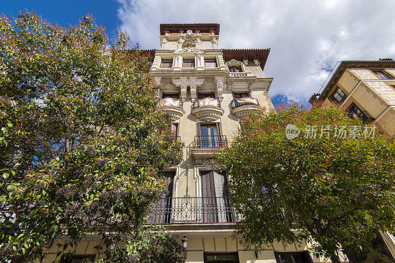 西班牙马德里市中心一座古典建筑正面的上部。