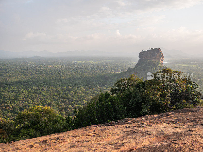 日落时分的西格里亚岩石，斯里兰卡