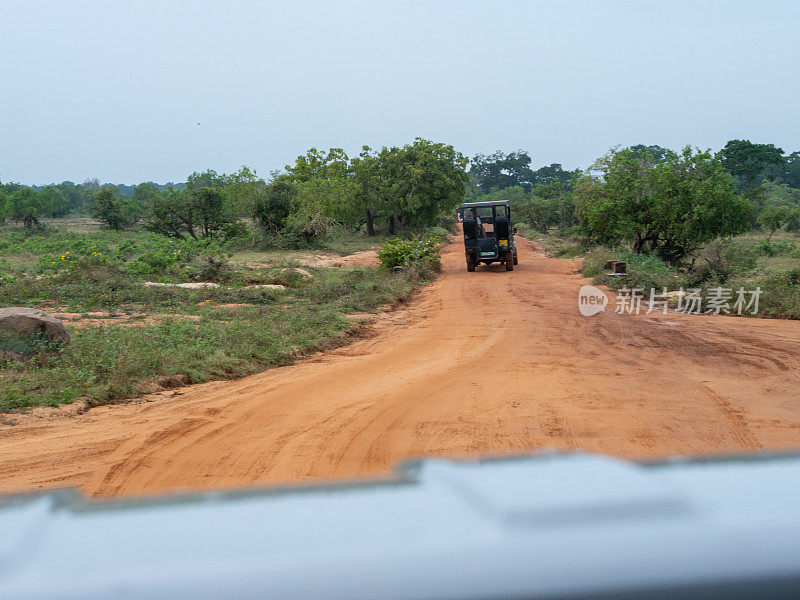 Pov的4x4车辆驾驶在国家公路上狩猎