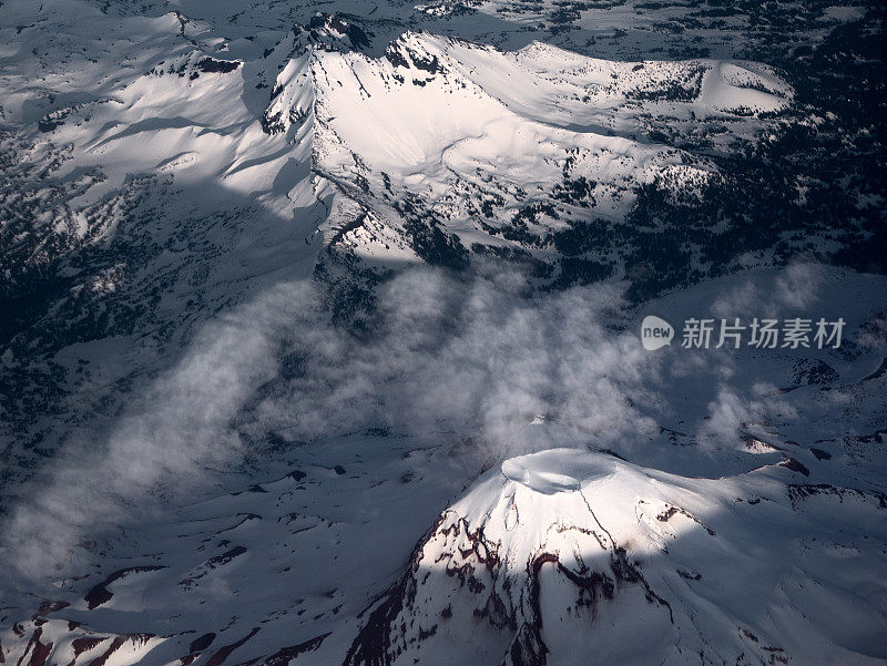 鸟瞰图姐妹火山在俄勒冈州