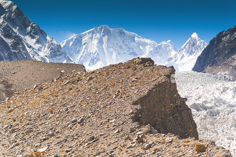 帕苏周围的雪山，喀喇昆仑公路，巴基斯坦北部的自然景观背景