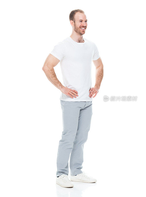 白人男性穿着裤子站在白色背景前