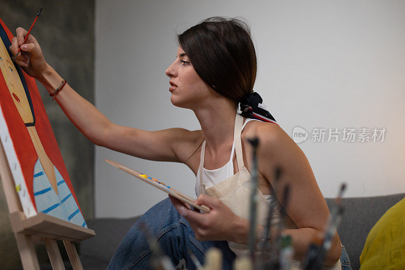 一个年轻女子在画布上画肖像