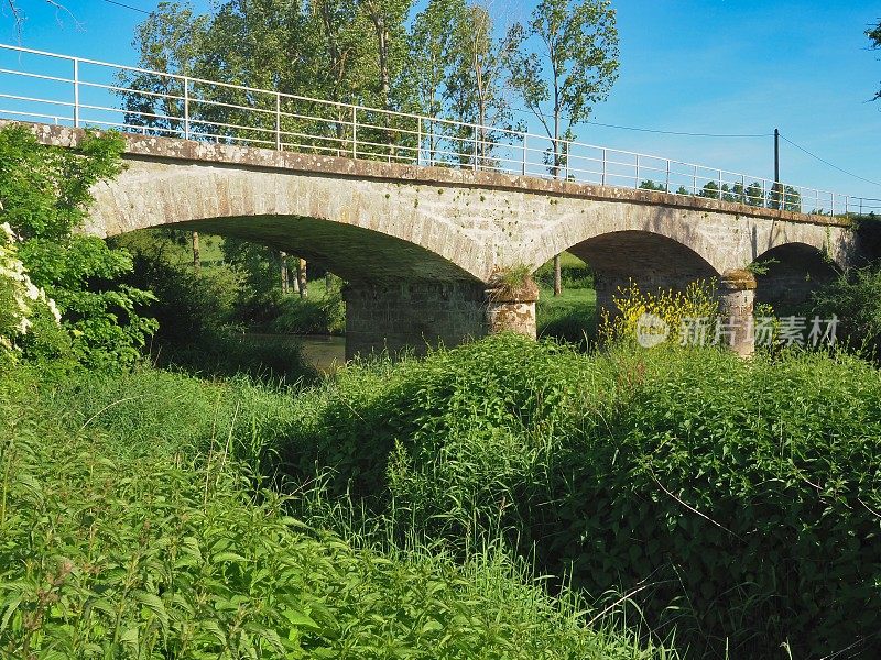 勃艮第一条小河上的石桥