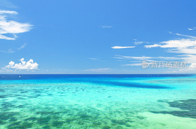 美丽的热带绿松石海与清澈的天空背景