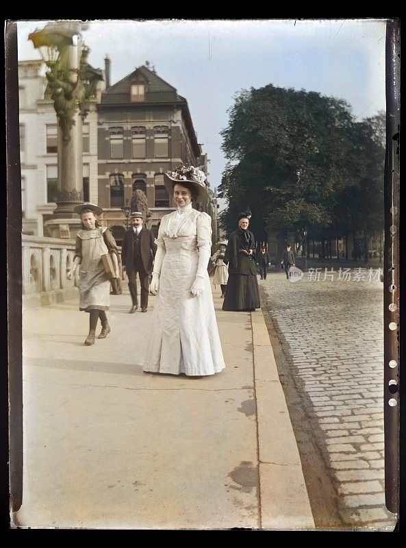 彩色维多利亚时代的照片美丽的年轻女子在白色的裙子