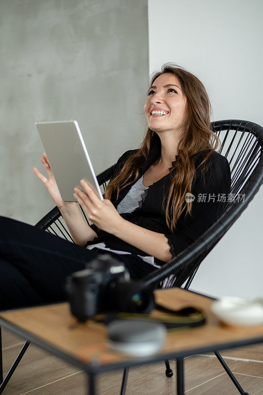 商业女性使用数字平板电脑库存照片