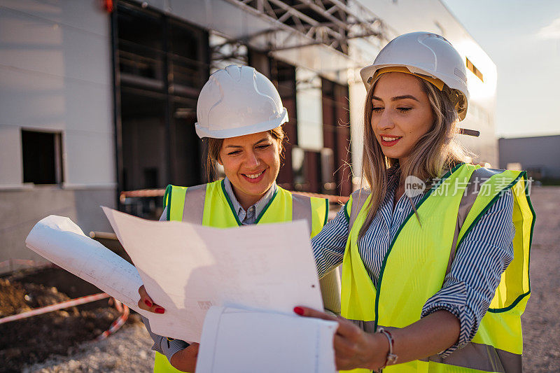 女工程师监督建筑工地