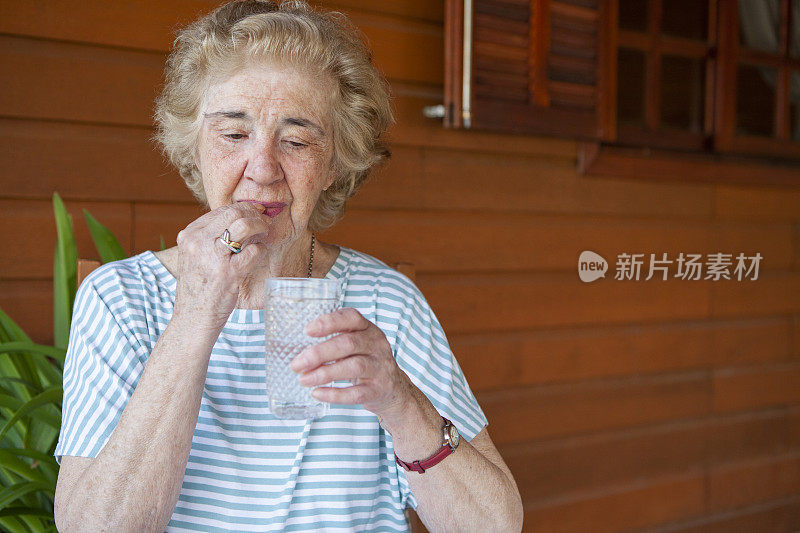 老年妇女正在服用抑郁症药物