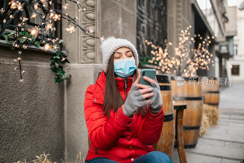 年轻的白人女人在用智能手机