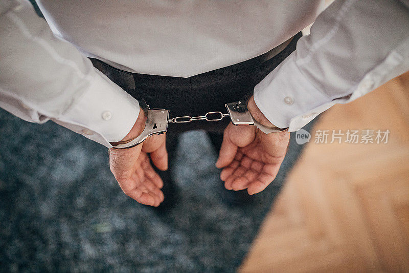 商人逮捕,戴上手铐