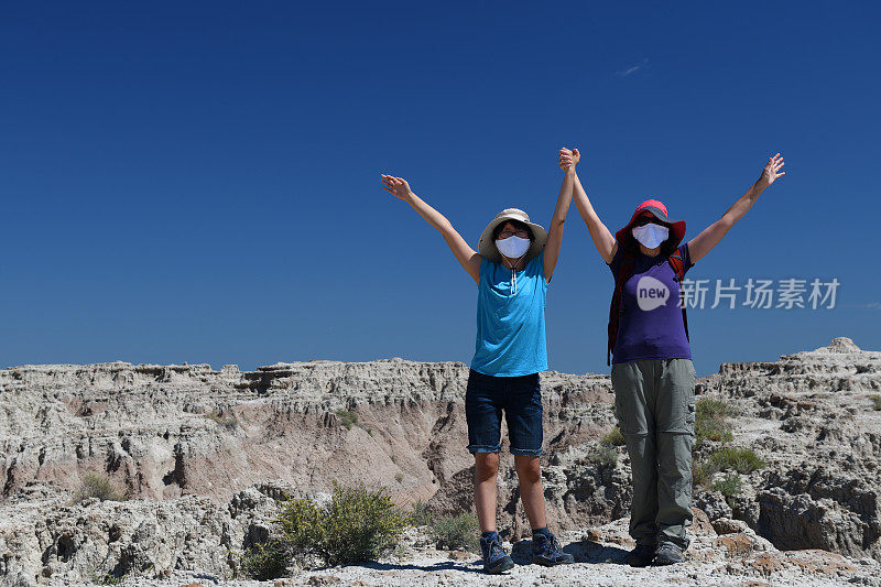 母亲和女儿在戴着口罩徒步旅行时庆祝