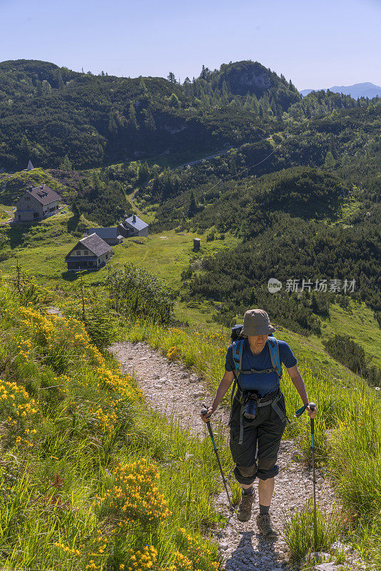 老妇人在斯洛文尼亚的Bogatin小屋附近徒步旅行