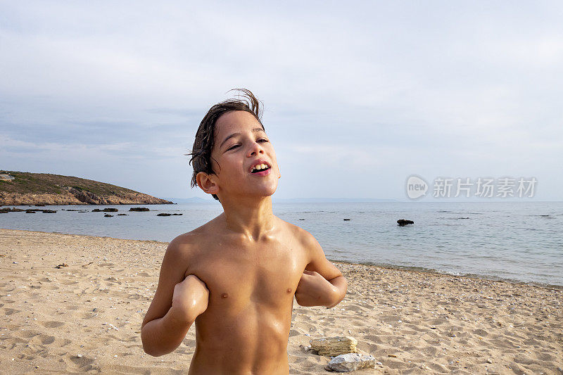 男孩夏天的乐趣在海上