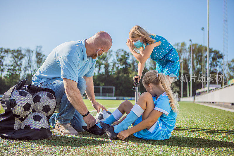 科罗娜为父亲和女儿练习足球
