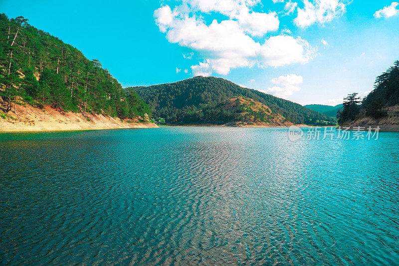 日落湖，清澈的水和蓝天，山的森林远端，博鲁，土耳其