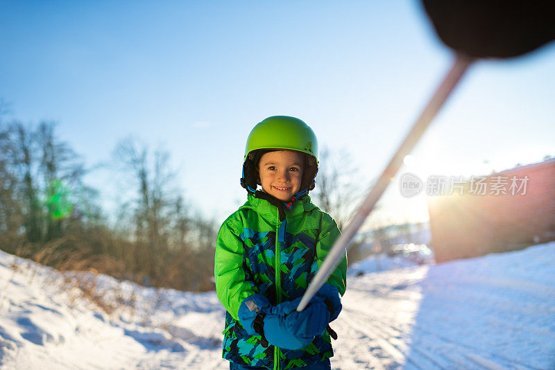 美丽微笑的父子在滑雪