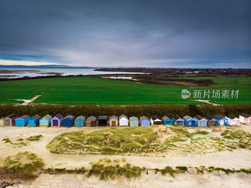 在沙滩上的海滩小屋鸟瞰图