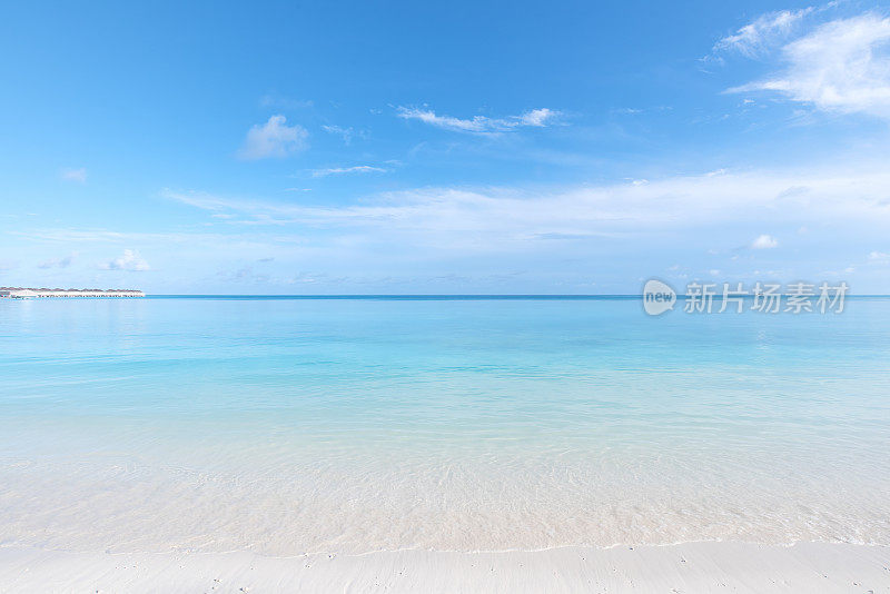 马尔代夫完美的天堂海滩和绿松石海和清澈的天空背景