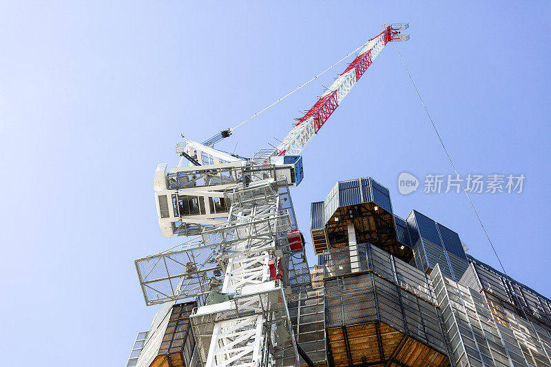 用塔吊建造摩天大楼，背景用复制空间