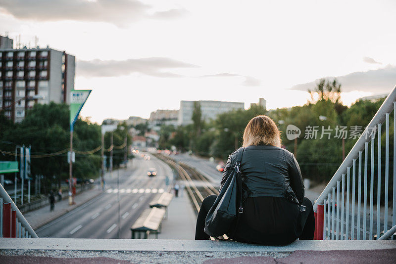 年轻的非洲妇女坐在楼梯上