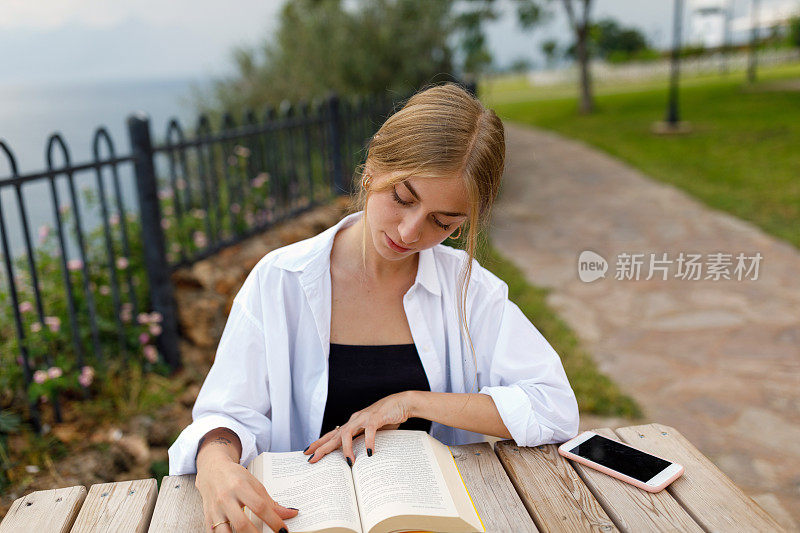 年轻女子在公园看书(模拟读书人)
