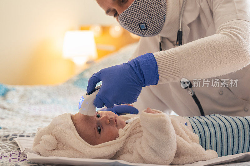 家庭照顾者。COVID-19大流行期间医生对新生儿的家庭探视。儿科医生给孩子做例行体检。监测病人的一般健康状况。