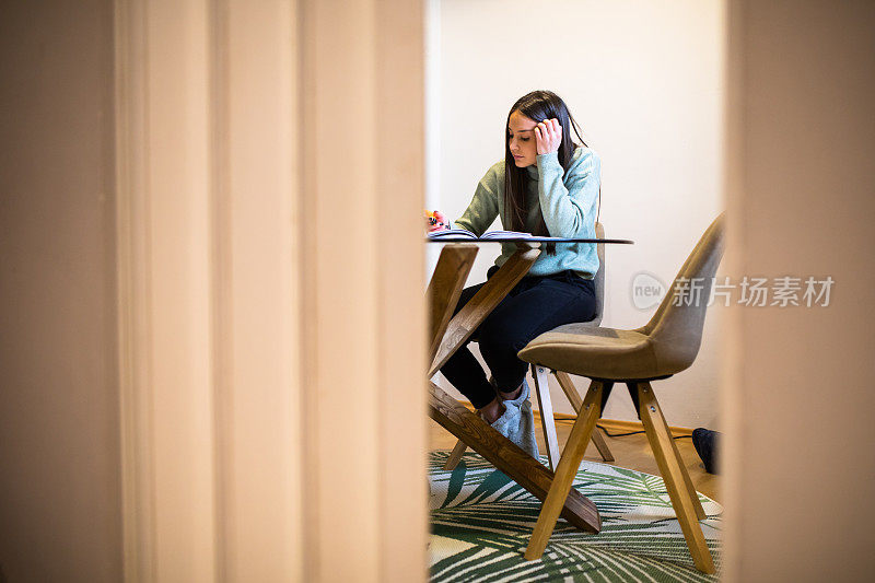 一个正在学习的年轻女子