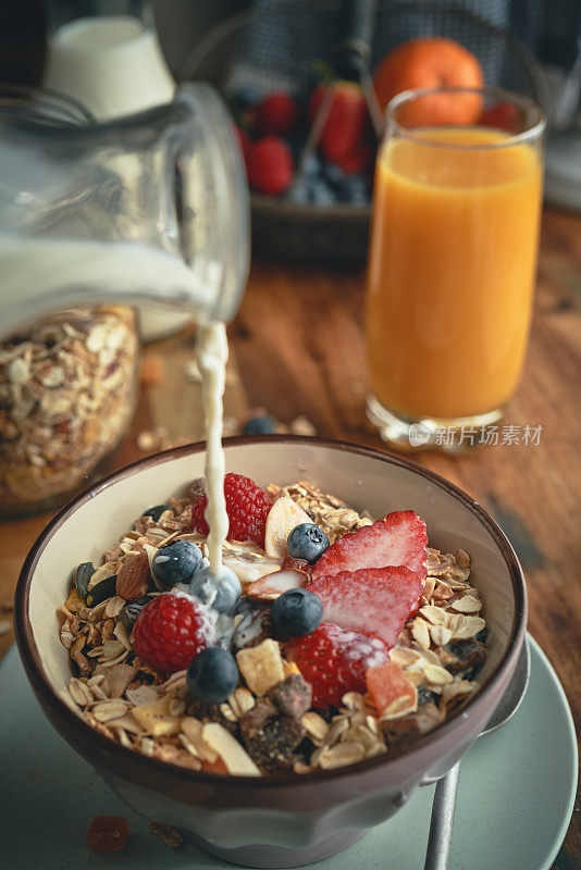 早餐配新鲜草莓、蓝莓和覆盆子的健康什锦早餐