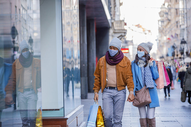 一对来自不同民族的夫妇正在享受轻松的购物日。