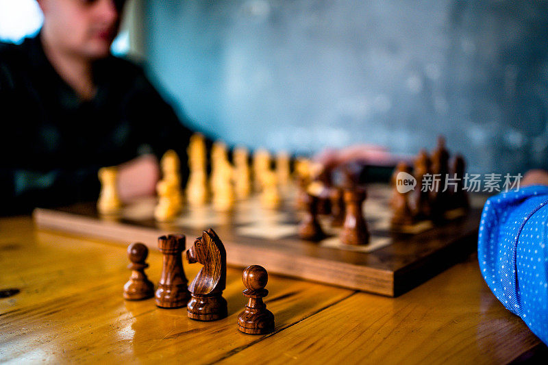 男人下棋