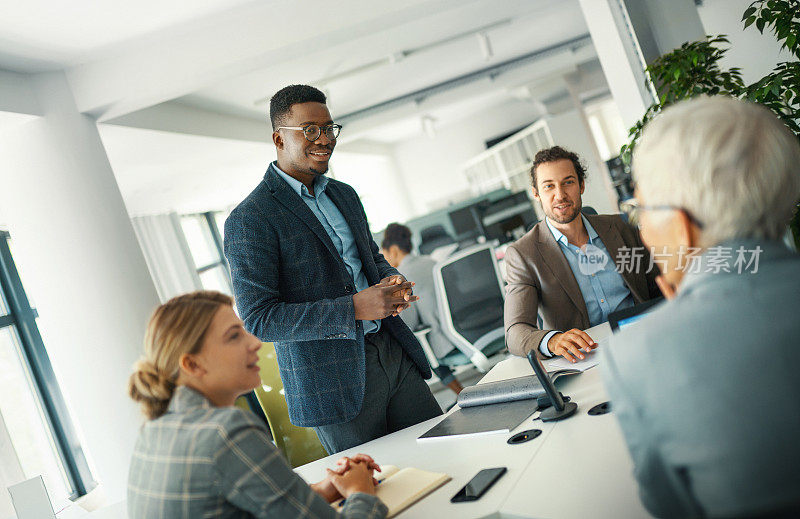 在办公室开会。