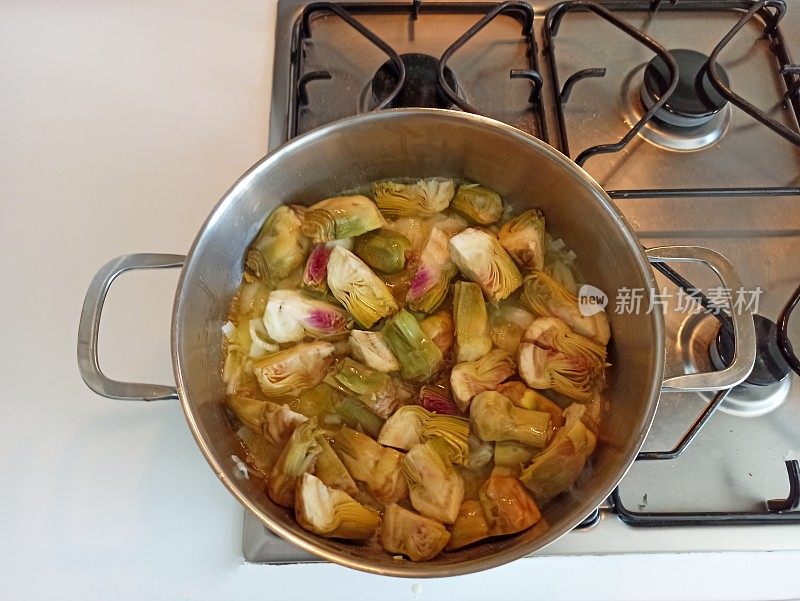 在伊斯坦布尔烹饪土耳其朝鲜蓟心菜