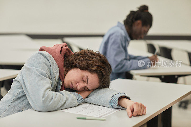 一个十几岁的男孩在课堂上睡觉