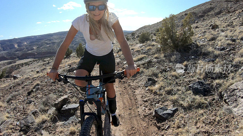山地自行车沙漠通道的第一人称视角，越过岩石