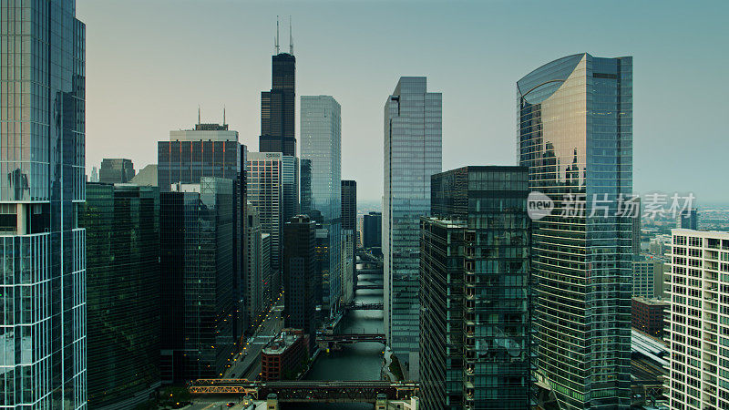 芝加哥滨河摩天大楼在日出-无人机拍摄