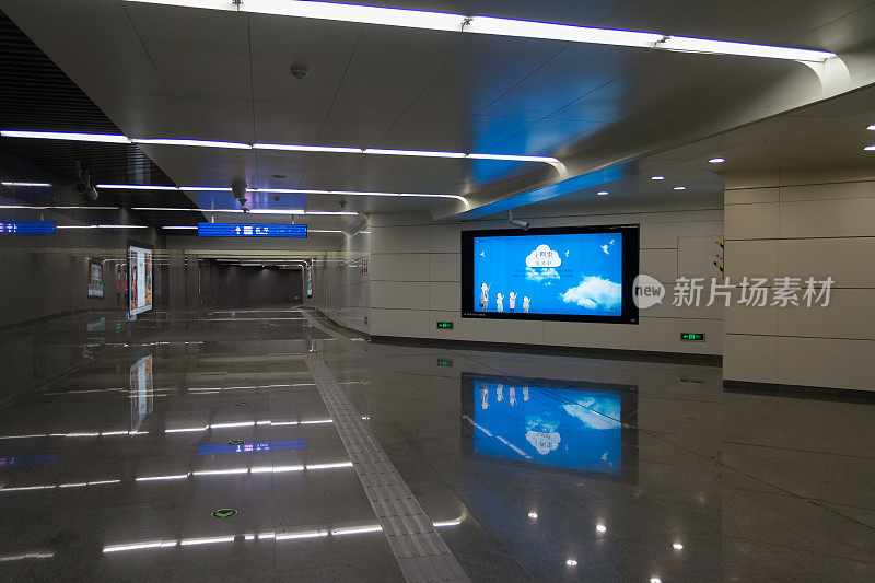 春节期间，北京地铁站空无一人