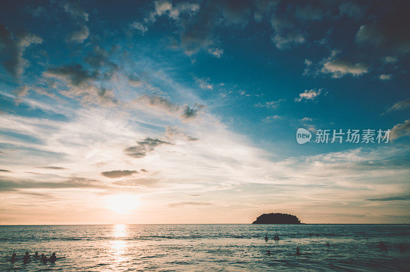 雄伟的日落玛雅湾，普吉岛，泰国