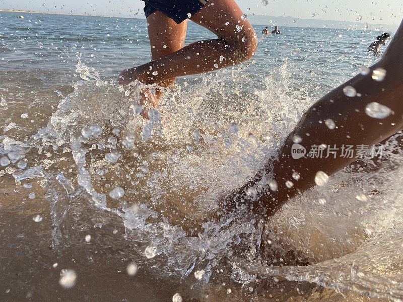 跳在水里。溅水。